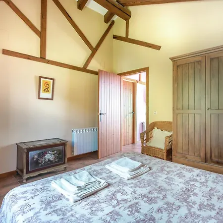 Feriehus Lakefront Retreat In Casas del Monte